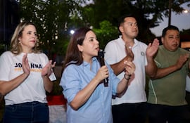 Johanna Ortega, junto a Kattya González y Miguel Prieto en una plaza del barrio Obrero de Asunción.