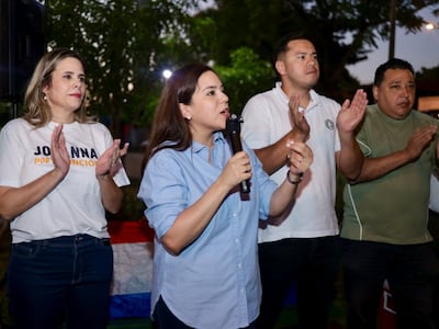 Johanna Ortega, junto a Kattya González y Miguel Prieto en una plaza del barrio Obrero de Asunción.