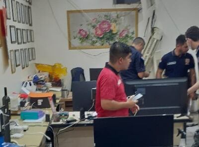Agentes de la Policía Nacional realizan su trabajo en la oficina administrativa del local asaltado.