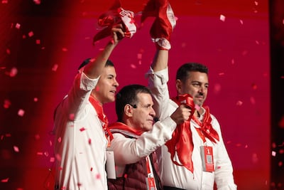El presidente de Paraguay, Santiago Peña (i), el presidente de la Asociación Nacional Republicana Partido Colorado, Horacio Cartes (c) y el vicepresidente de Paraguay, Pedro Alliana, entre quienes existe actualmente una confrontación que no todos admiten.