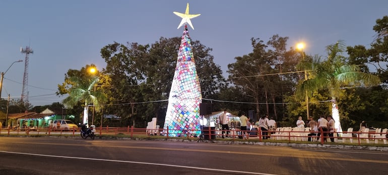En Villa Florida se dio la habilitación del primer árbol navideño de crochet