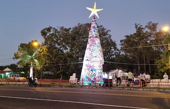 Villa Florida inauguró su primer árbol navideño de crochet, tejido por 25 artesanas con 3.000 grannys, que resalta el arte local y fortalece los lazos comunitarios.