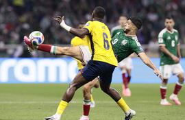 El centrodelantero mexicano Raúl Jiménez (d), uno de los goleadores de la noche, dispara ante la marca del ecuatoriano Willian Pacho, en el juego que ganaron los anfitriones del Mundial 2026.
EFE