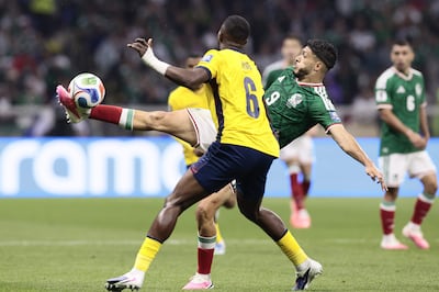 El centrodelantero mexicano Raúl Jiménez (d), uno de los goleadores de la noche, dispara ante la marca del ecuatoriano Willian Pacho, en el juego que ganaron los anfitriones del Mundial 2026.
EFE