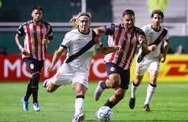 Nicolás Demartini (d) de Barracas disputa el balón con Claudio Spinelli (i) de Vasco da Gama este martes, en un partido de la Copa Sudamericana en el estadio Florencio Sola en Banfield (Argentina).