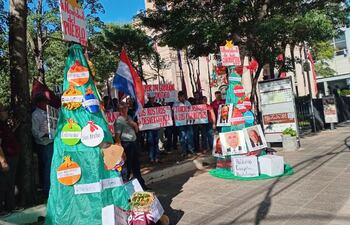 El Partido Paraguay Pyahurã (PPP) presentó este miércoles frente al Panteón de los Héroes una alegoría titulada “La Navidad de los Corruptos y la Navidad del Pueblo”, una intervención simbólica que expone, a través de dos árboles navideños, las profundas desigualdades sociales, económicas y políticas que atraviesa el país.