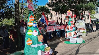El Partido Paraguay Pyahurã (PPP) presentó este miércoles frente al Panteón de los Héroes una alegoría titulada “La Navidad de los Corruptos y la Navidad del Pueblo”, una intervención simbólica que expone, a través de dos árboles navideños, las profundas desigualdades sociales, económicas y políticas que atraviesa el país.