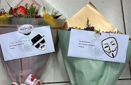 Los ramos de flores que fueron enviados a la sede fiscal, con las notas conteniendo amenazas dirigidas a la fiscala Ruth Benítez y la denunciante del empresario Luis Montanaro.