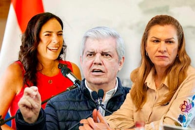 María Teresa Barán sonríe con blusa roja, Enrique Riera Escudero habla seriamente, y Claudia Centurión escucha atenta con blusa beige.