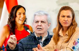 María Teresa Barán sonríe con blusa roja, Enrique Riera Escudero habla seriamente, y Claudia Centurión escucha atenta con blusa beige.