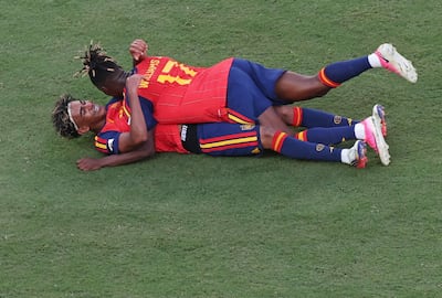 Nico Williams y Lamine Yamal festejan otro título para España.