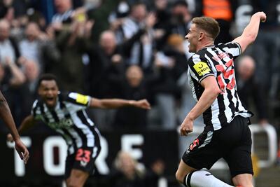 Harvey Barnes, jugador del Newcastle, celebra un gol en el partido contra el West Ham por la jornada 30 de la Premier League en el estadio St. James' Park, en Newcastle, Inglaterra.