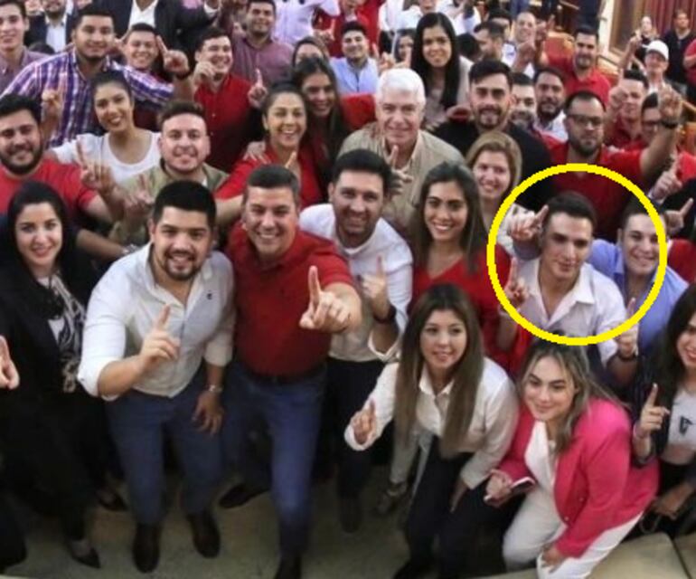 Imagen del periodo de campaña de Santiago Peña, hoy presidente electo. En círculo, aparece Alejandro Fleitas, quien según la Municipalidad de Asunción no es funcionario pero se hace pasar por uno.