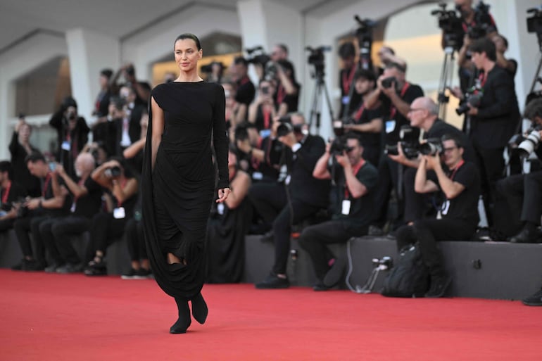 La modelo rusa Irina Shayk en la alfombra roja del 83º Festival Internacional de Cine de Venecia. (Tiziana FABI / AFP)