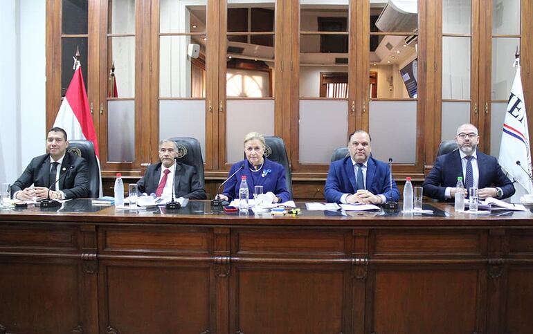 Miembros del JEM que sesionaron presencialmente. Se trata del diputado Diego Cándia, el ministro de la Corte Manuel Ramírez, la vicepresidenta 1° Alicia Pucheta, el senador Mario Varela y el consejero Enrique Berni.