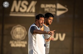 El entrenador de Olimpia, Pablo "Vitamina" Sánchez junto a Mateo Gamarra, que esta tarde ocupará la banda izquierda en el Superclásico ante Cerro Porteño