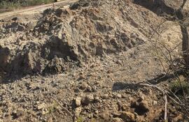 En estas condiciones se encuentra actualmente el paso sobre el arroyo Canoa Jekakue.