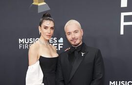 Valentina Ferrer y J Balvin llegaron de la manito a la red carpet de los Grammy Awards.