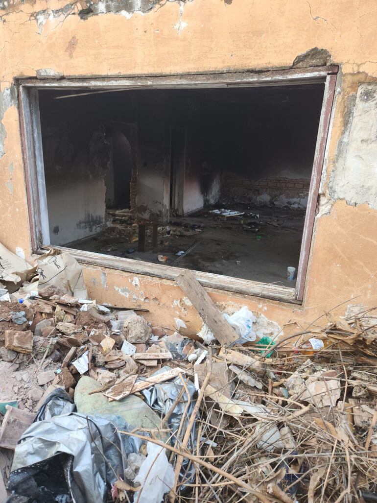 La Municipalidad de Asunción interviene en una vivienda abandonada en el barrio San Pablo. Estaba llena de basuras y escombros.