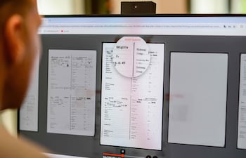 Esta fotografía, tomada el 2 de junio de 2026, muestra al profesor alemán Felix Puelm posando mientras navega por una base de datos en línea publicada por el semanario alemán Die Zeit, en la que observa el carné de afiliación al Partido Nacionalsocialista Obrero Alemán (NSDAP) de su abuela Brigitte.