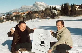 René Goscinny y Albert Uderzo posan con un poster de Astérix en el sureste de Francia. Este viernes se cumplirá el centenario del nacimiento del célebre guionista de cómics.