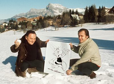 René Goscinny y Albert Uderzo posan con un poster de Astérix en el sureste de Francia. Este viernes se cumplirá el centenario del nacimiento del célebre guionista de cómics.