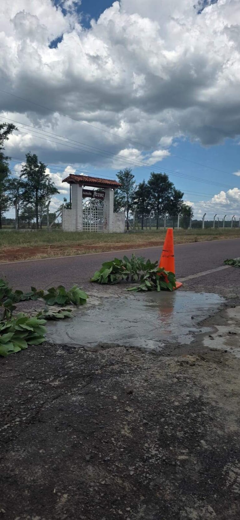 El bacheo es paliativo al cubrir los cráteres con mezcla de cemento y arena.