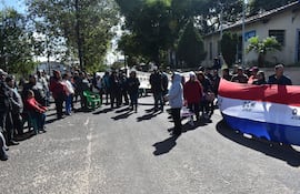 Pequeños productores se manifestaron en Ayolas para exigir a Yacyretá asistencia alimenticia y oportunidades laborales.
