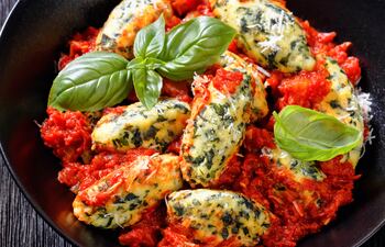 Malfatti de rúcula en salsa de tomate, imagen ilustrativa.