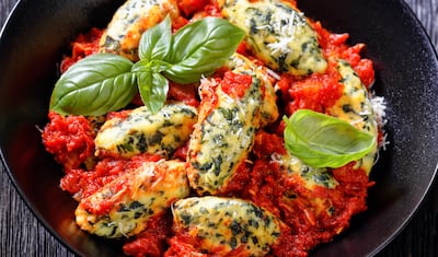 Malfatti de rúcula en salsa de tomate, imagen ilustrativa.