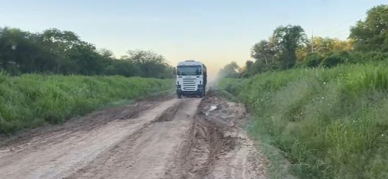 Este tipo de huellas deberán ir tapando las pocas maquinas que trabajan en el lugar.