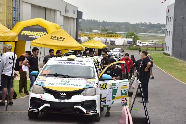 Los autos y las tripulaciones realizan las verificaciones técnica, administrativa y seguridad del Rally del Chaco 2026 en Hangares P.A.S., en Luque, Paraguay.