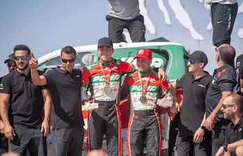 Juan Cruz Yacopini y el español Daniel Oliveras, durante el Dakar 2025.