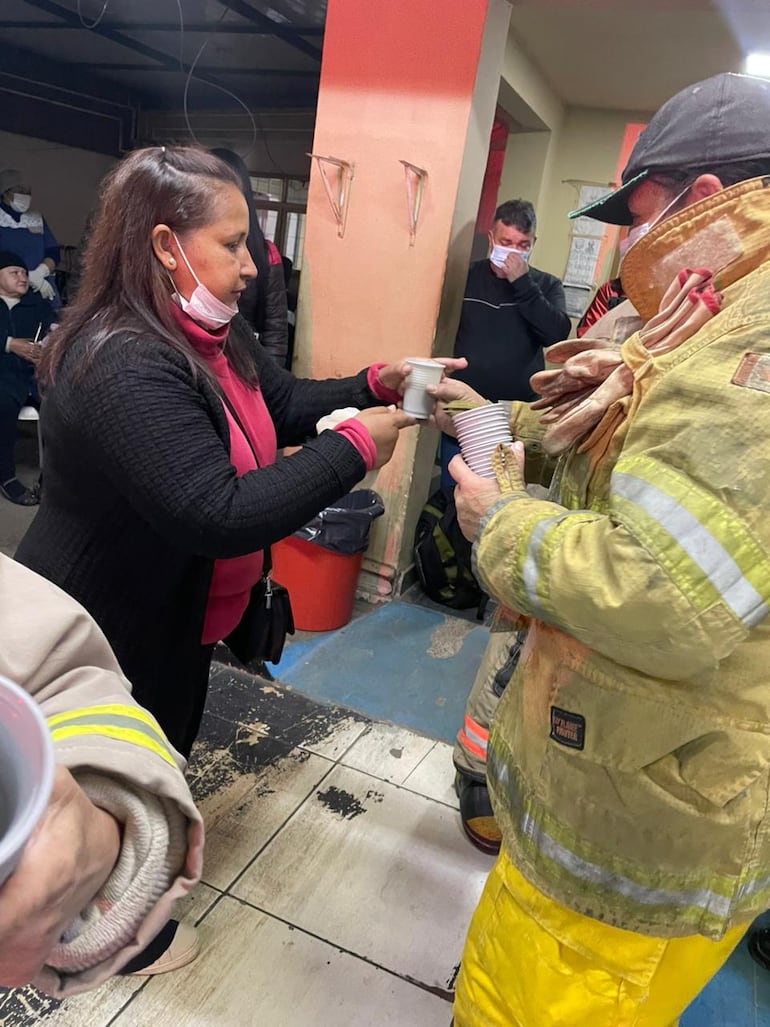 Bomberos voluntarios de la Décimo Quinta Compañía de Ñemby impulsaron jornadas solidarias en hospitales públicos para asistir con cocido caliente y rosquitas a familiares de pacientes.