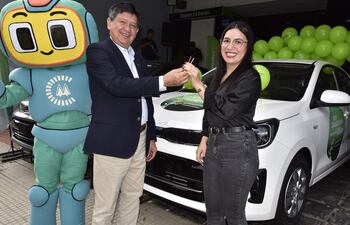 El presidente de la Cooperativa Medalla Milagrosa, Lorenzo Barreto, entregó la llaves del automóvil a Daisy Cáceres.