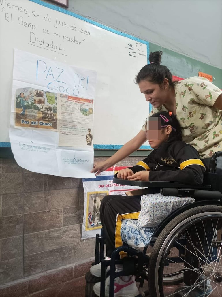 Así da clases la niña que iniciará el año lectivo este lunes 11 de mayo en el colegio de Fernando de la Mora, donde estudia hace 6 años.