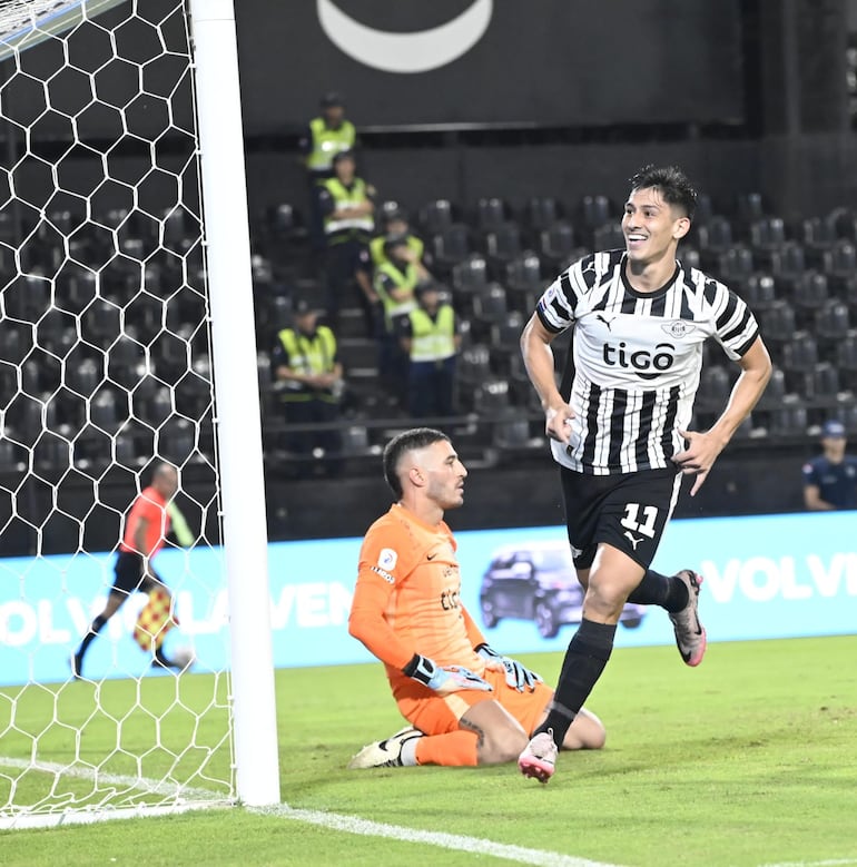 Libertad renace bajo el mando de Samudio y frena a Olimpia en el clásico “blanco y negro”