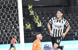 El delantero gumarelo, Gustavo Aguilar celebra el tercer tanto de Libertad, ante el lamento del portero Gastón Olveira.