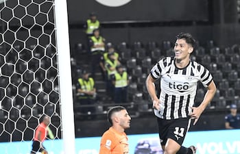 El delantero gumarelo, Gustavo Aguilar celebra el tercer tanto de Libertad, ante el lamento del portero Gastón Olveira.