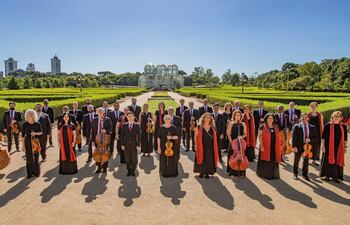 La destacada Camerata Antiqua de Curitiba subirá hoy al escenario del Teatro Tom Jobim, para ofrecer una presentación especial.