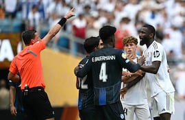 El defensa alemán del Real Madrid, Antonio Rüdiger (#22), discute con el árbitro brasileño Ramón Abatti (izquierda) durante el partido de fútbol del Grupo H del Mundial de Clubes de la FIFA 2025 entre el Real Madrid de España y el Pachuca de México, en el estadio Bank of America en Charlotte.