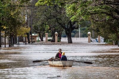 Una mujer acompañada de un niño conduce una embarcación por una calle inundada en Concordia (Argentina). La localidad de Concordia, en la provincia argentina de Entre Ríos, ha evacuado a los afectados de la crecida del río Uruguay, provocada por los temporales en el sur de Brasil. Las intensas lluvias que se vienen desarrollando en la cuenca alta del río Uruguay, en los estados de Río Grande del Sur y Santa Catarina del Brasil, pusieron en alerta a todas las localidades de Argentina en la vera de este curso de agua internacional, que recorre los territorios de Argentina, Brasil y Uruguay.