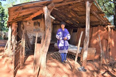 Abuela pide ayuda para construir una pieza y resguardarse del frío.