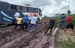 Basta un pequeño aguacero para que los caminos queden destrozados, las personas pasan penurias, foto de archivo del transporte público estirado por los pasajeros.