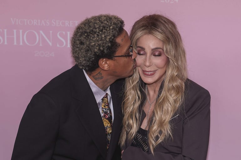 ¡Siemre enamorados! Así se muestran Alexander Edwards y la emblemática cantante Cher. (EFE/EPA/SARAH YENESEL)