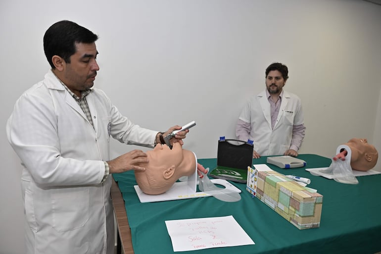 El Dr. Javier Escobar destaca que el centro recrea escenarios clínicos con un alto nivel de realismo.