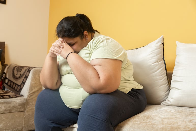 Mujer con problemas de obesidad.