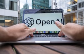 Fotografía de archivo fechada el 22 de octubre de 2025 de una persona revisando su computador que muestra el logo de OpenAI.