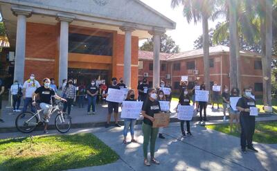 El martes, estudiantes se manifestaron frente al rectorado de la UNA de San Lorenzo.
