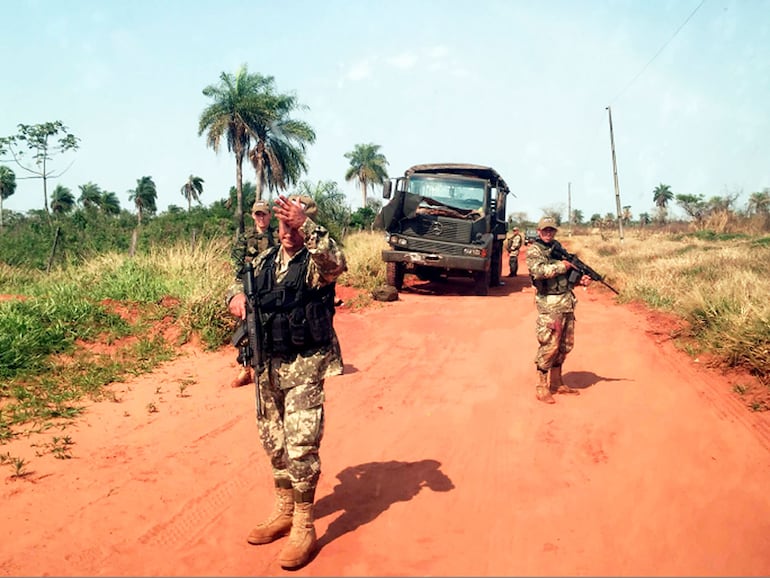 Militares del CODI resguardan la zona donde el EPP atacó un camión en el que estaban ocho efectivos del SAP 2, en Arroyito.